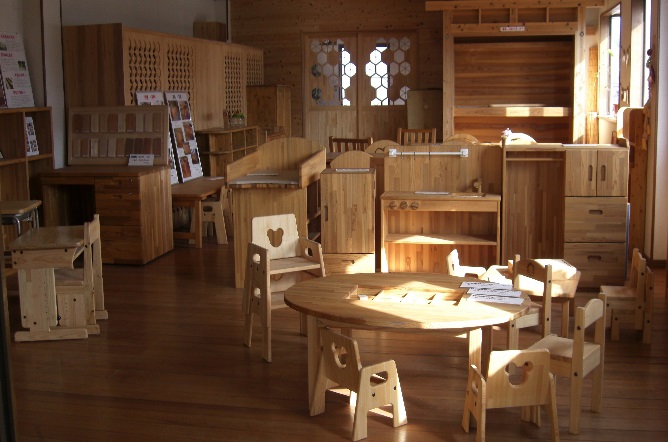 さまざまな木の家具が並ぶ部屋